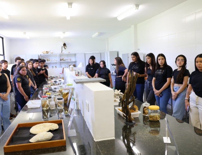 Alunos da Escola Marina Gouveia realizam visita t�cnica ao Laborat�rio de Zoologia da UFCG em Patos