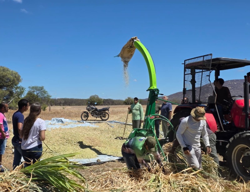 Secretaria de Agricultura de S�o Mamede inaugura nova m�quina, durante Aula Pr�tica do Curso de Operador